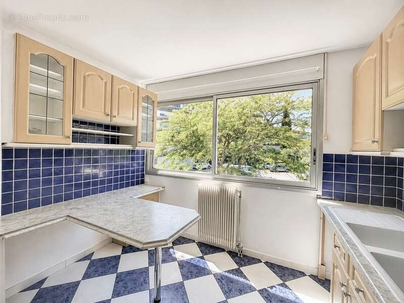 Appartement 4 pièces – 84 m² – Dernier étage – Terrasse – Garage – Cave - Piscine - Parc - Tennis - Ligne 5 Tramway - Parc Montc - photo 4