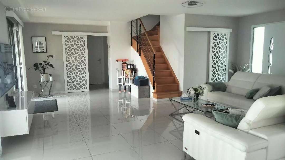Maison 142m2, piscine , 2 mns de Neuville. - photo 3