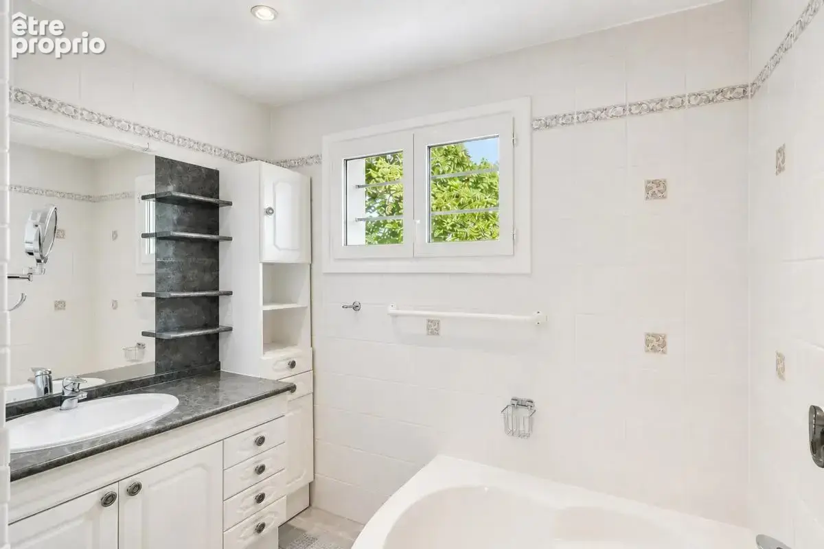Maison familiale avec jardin, garage, piscine et atelier - photo 14