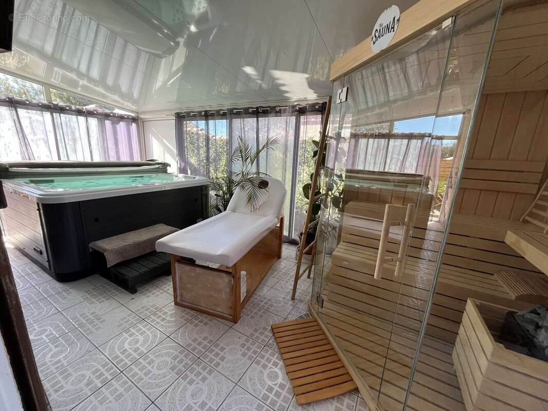 Maison à VIC-LA-GARDIOLE