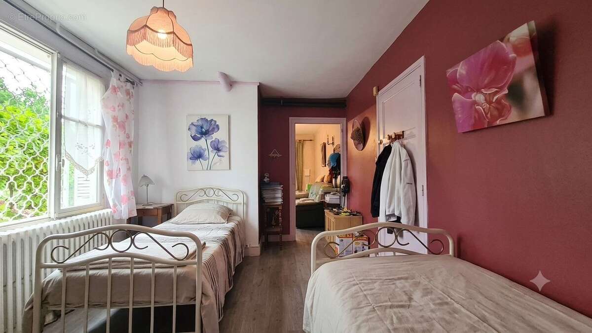 Maison familiale avec beau potentiel – 108 m² habitables – 4 à 5 chambres possibles – Garage – Terrain clos de 396 m² - photo 18