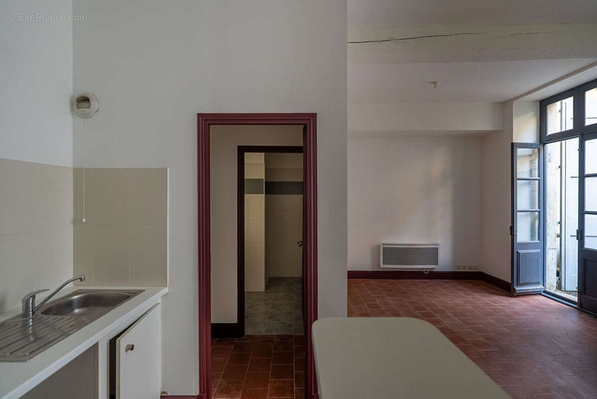 CARCASSONNE - PROCHE GAMBETTA  Superbe immeuble rénové avec cour (7 appart. 2 com.) sans copropriété - photo 9