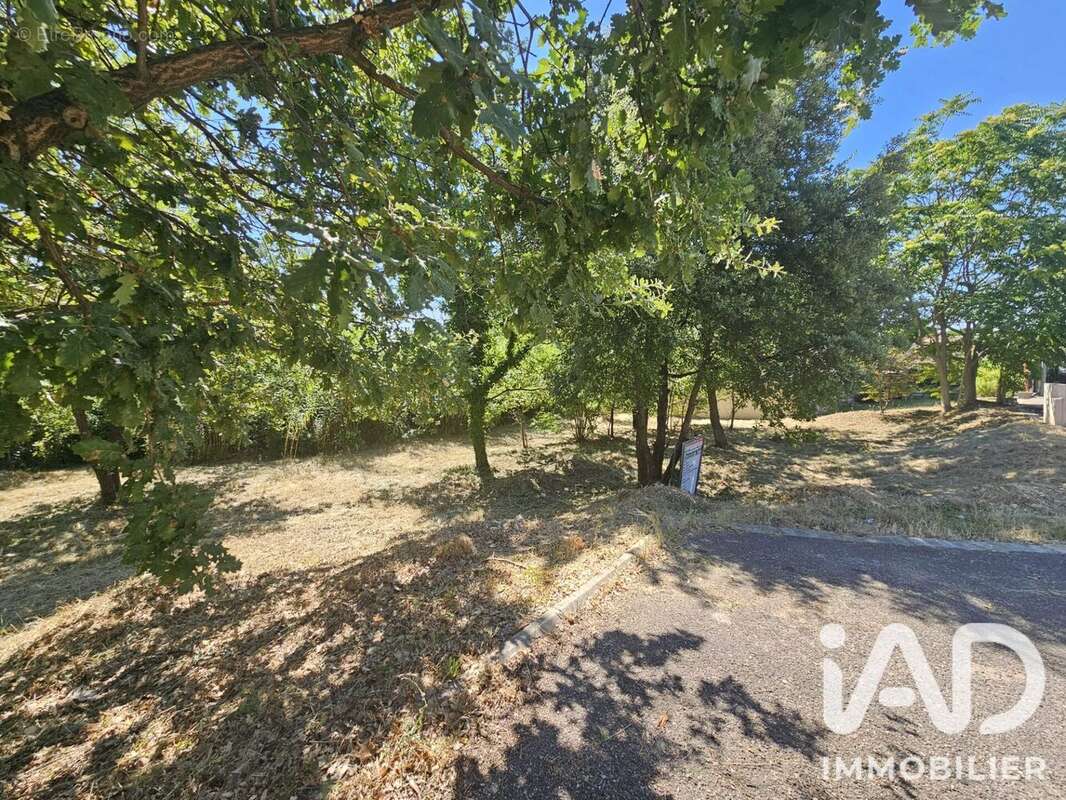 Terrain 572 m² à Saint-Julien-De-Peyrolas  - photo 4