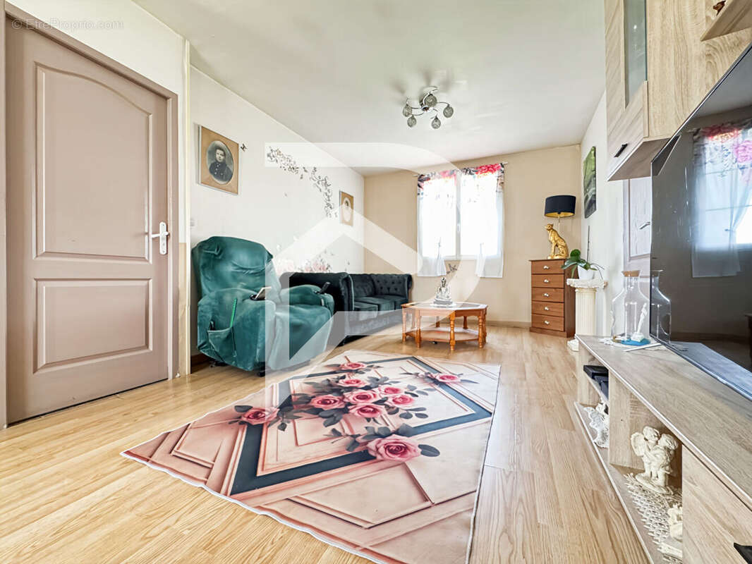 Maison à NOYERS-SAINT-MARTIN