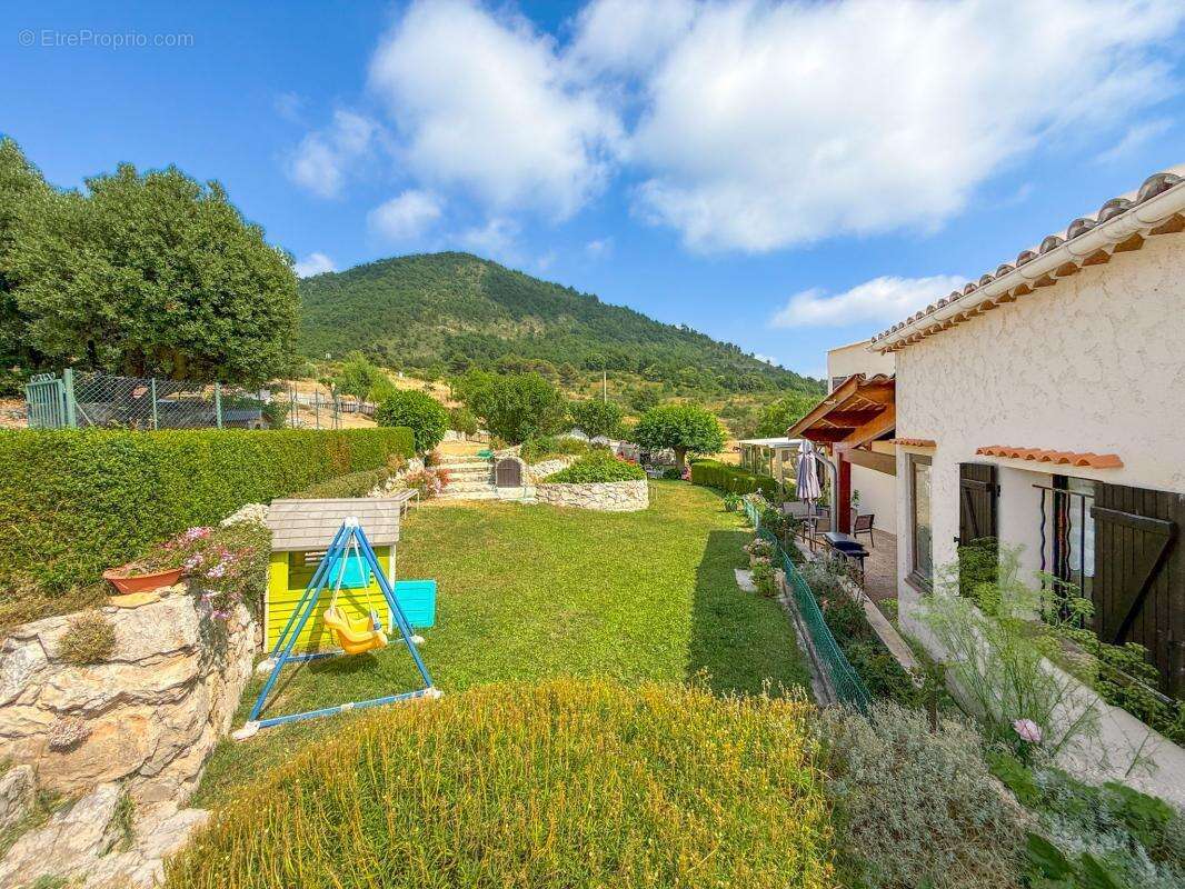 Bâtisse de 180,30 m², 3 appartements + Terrain 34 443 m² - photo 33