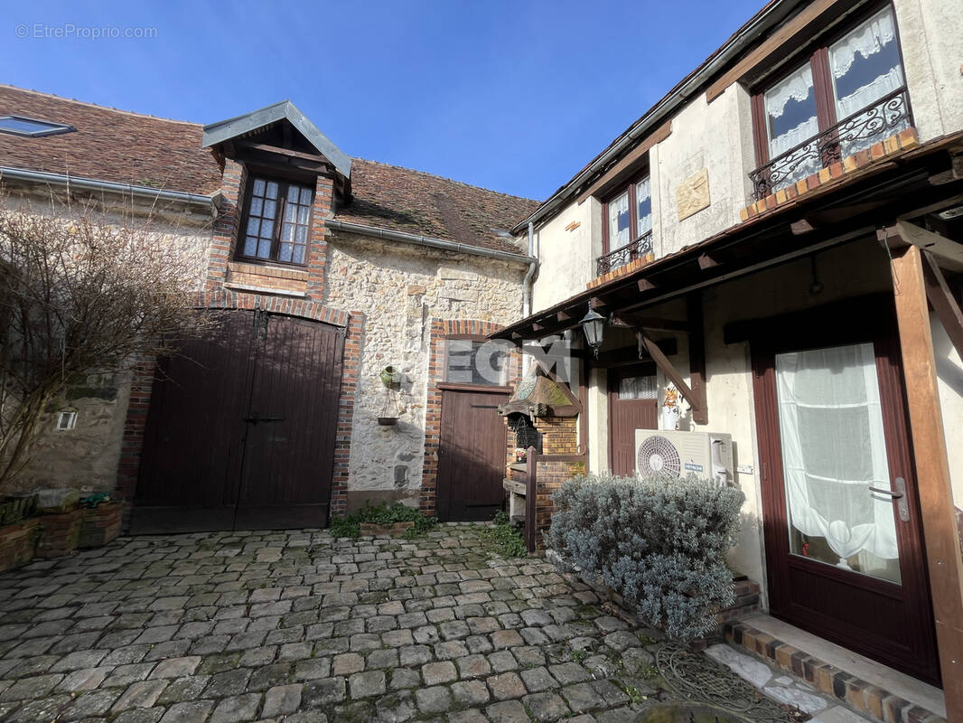 Maison à LA CHAPELLE-LA-REINE