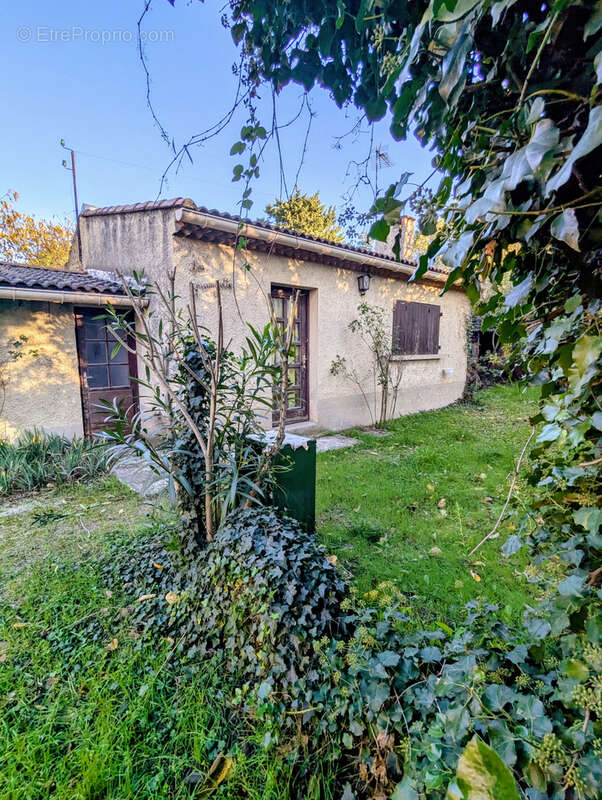 Maison à ENTRAIGUES-SUR-LA-SORGUE