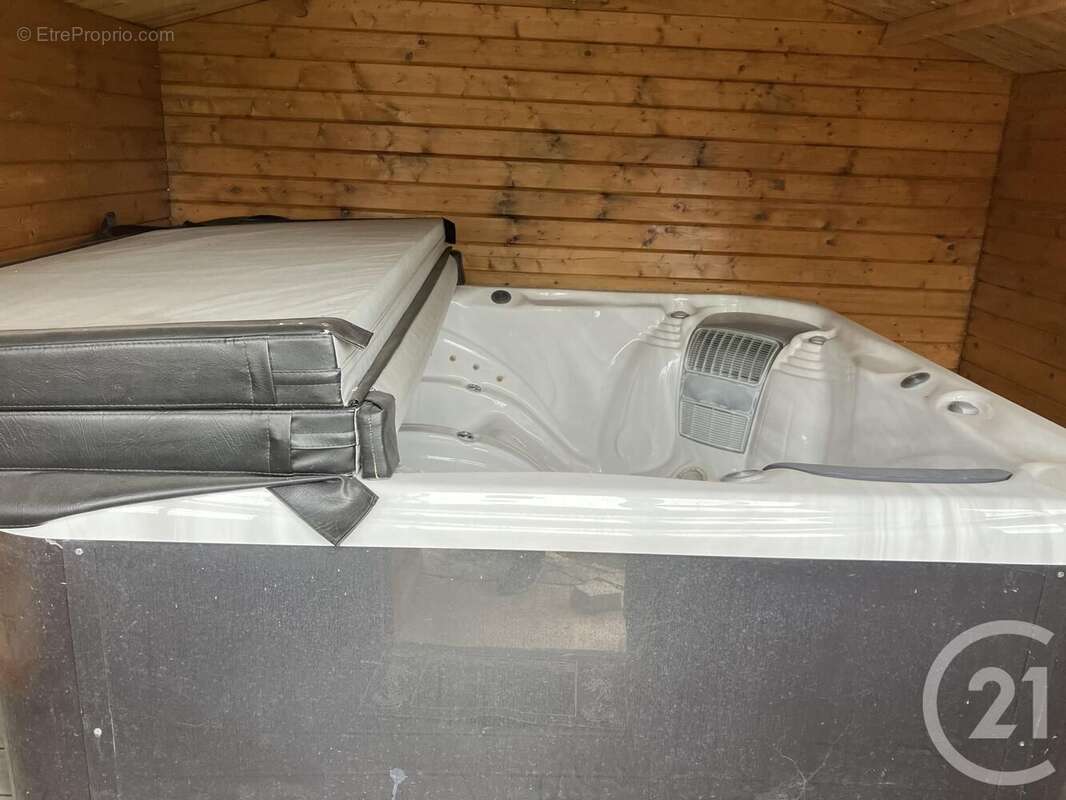 Maison à MONCETZ-LONGEVAS