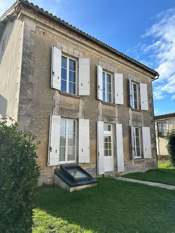 Maison à MONTIGNAC-LE-COQ