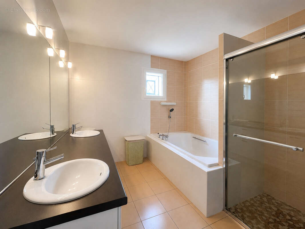 Maison de plain-pied 130m2 - Piscine - double garage - grand terrain à 30 min de Bordeaux. - photo 5