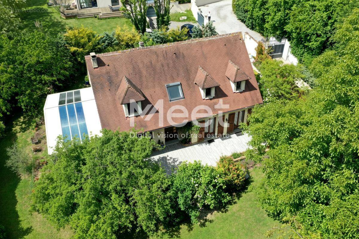 Maison à NEAUPHLE-LE-VIEUX