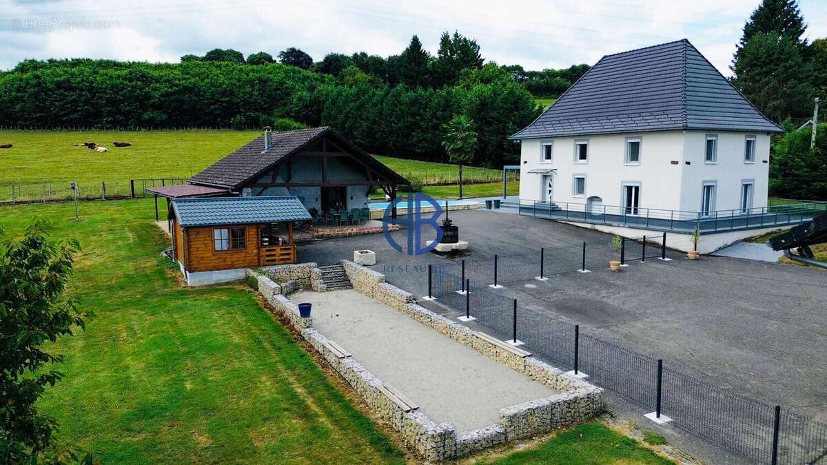 Superbe maison 8 pièces climatisée avec piscine, salon d'été climatisé et dépendances - photo 2