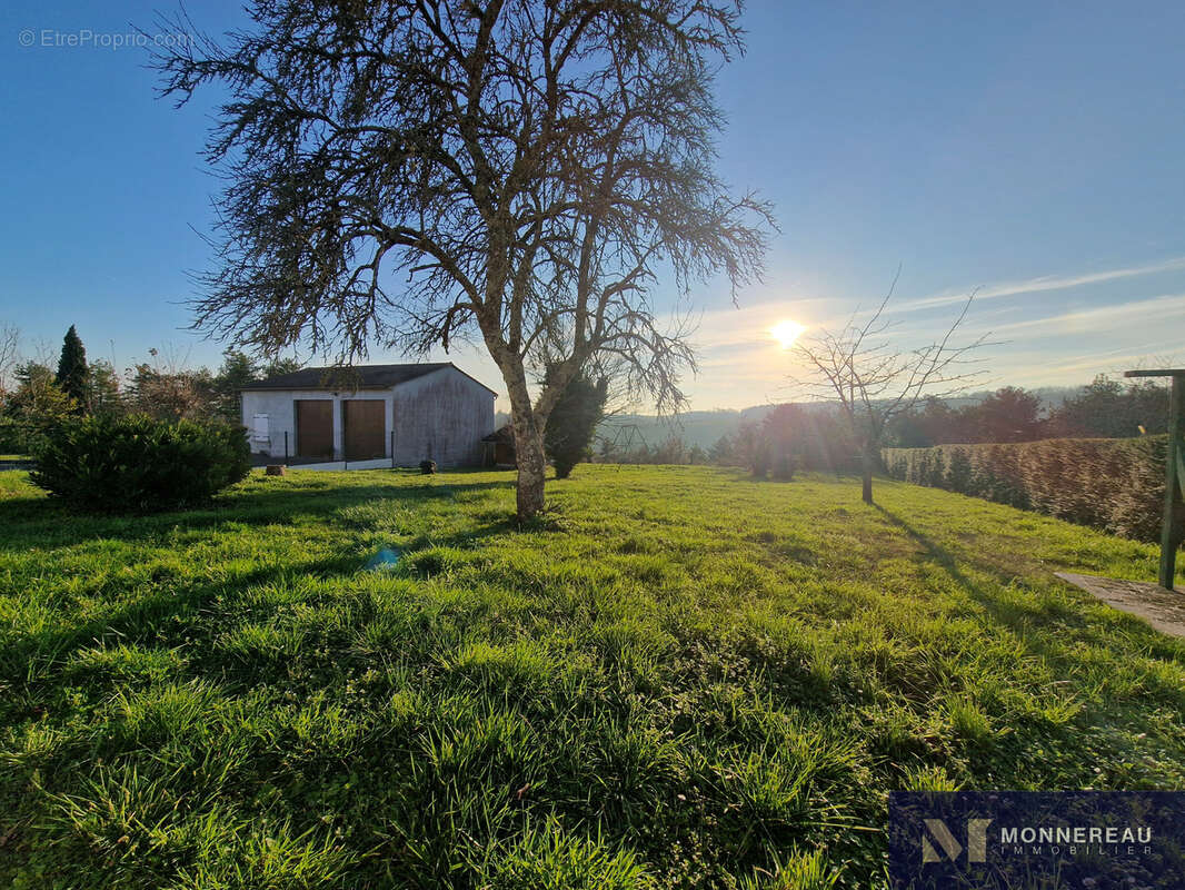 Maison à MONTMOREAU-SAINT-CYBARD