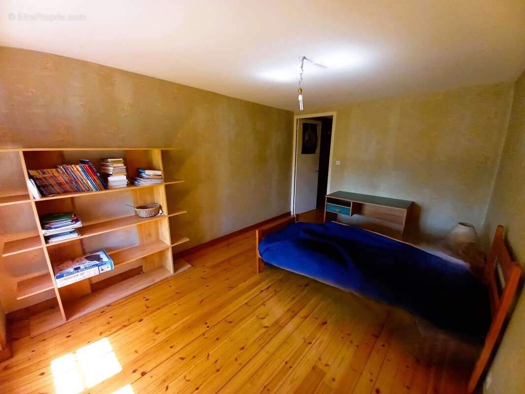 À seulement 10 minutes de Cognac  Grande maison familiale de 215 m² avec terrain constructible de 2 500 m²  DPE C - photo 10