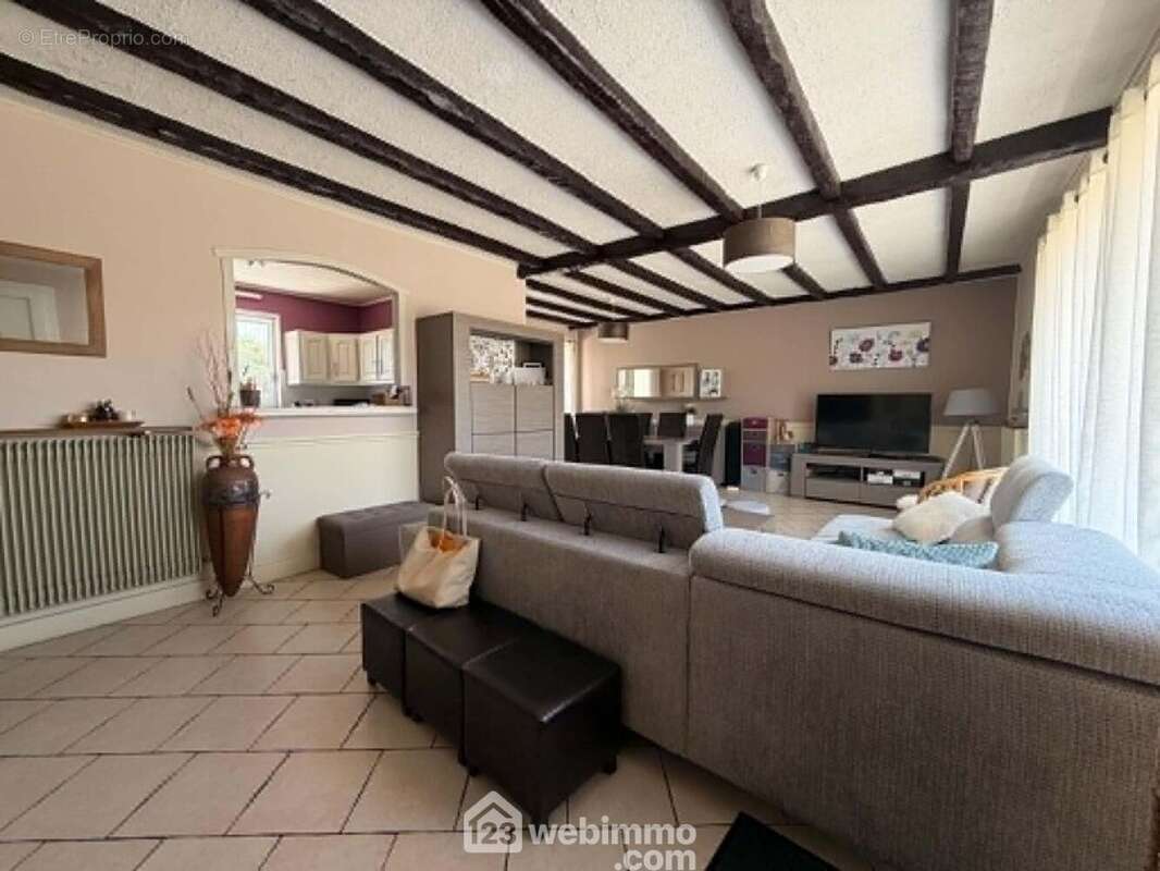... ouvre sur le séjour de 37,4 m2,