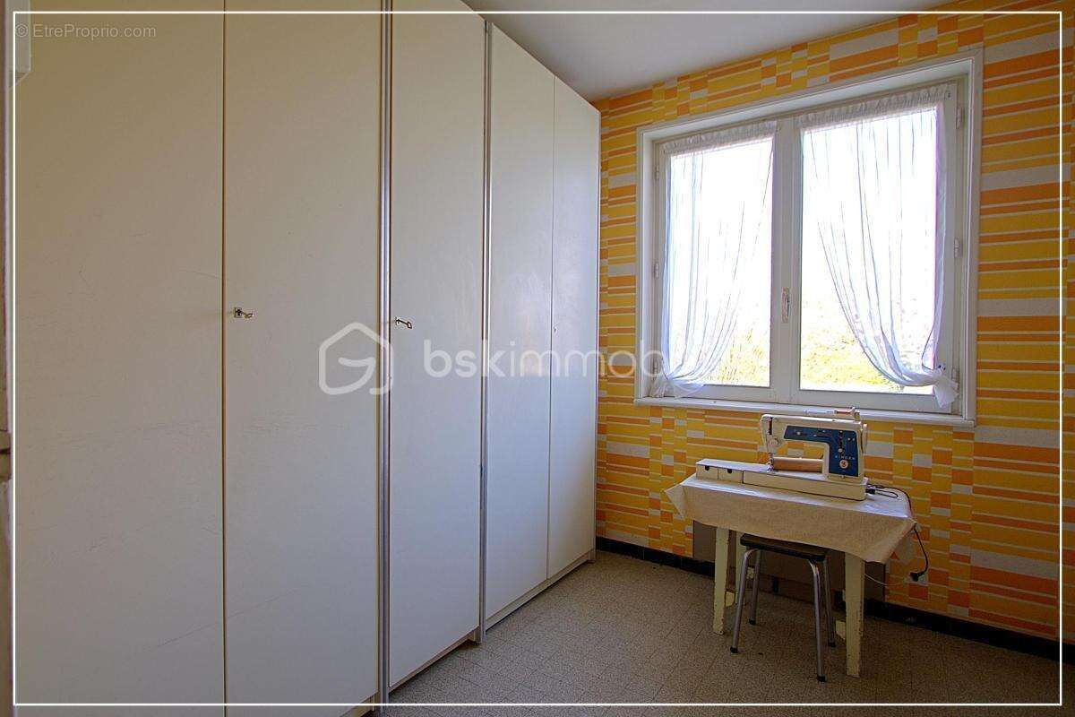 Maison familiale avec fort potentiel – 140 m² + sous-sol complet sur 2000 m² de terrain - photo 6
