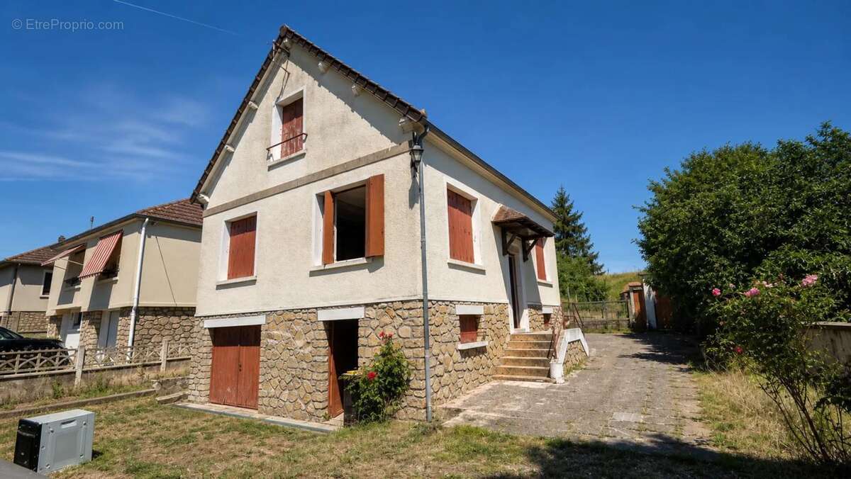 Grande maison familiale sur 968 m² avec double garage - photo 2