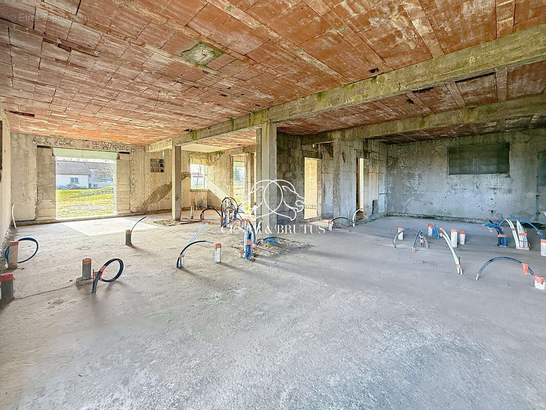 Appartement 720 m² à Riorges  - photo 5