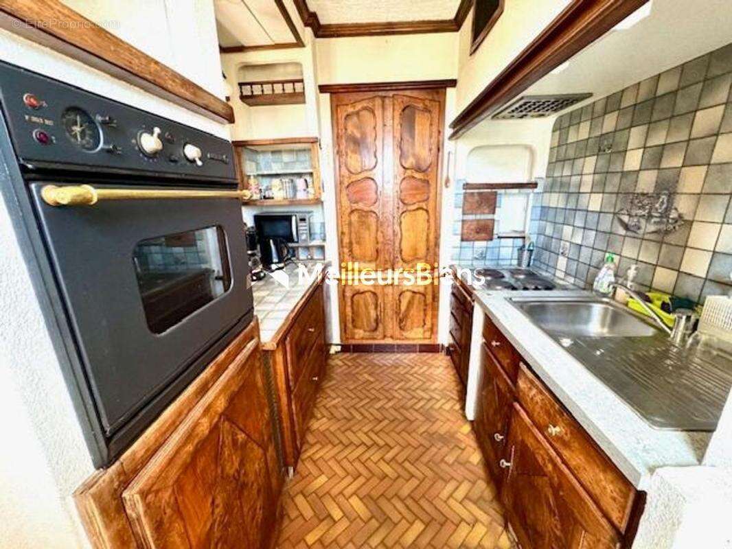 Proche commerces et écoles - Très belle maison sur 1947 m2 de terrain - photo 9