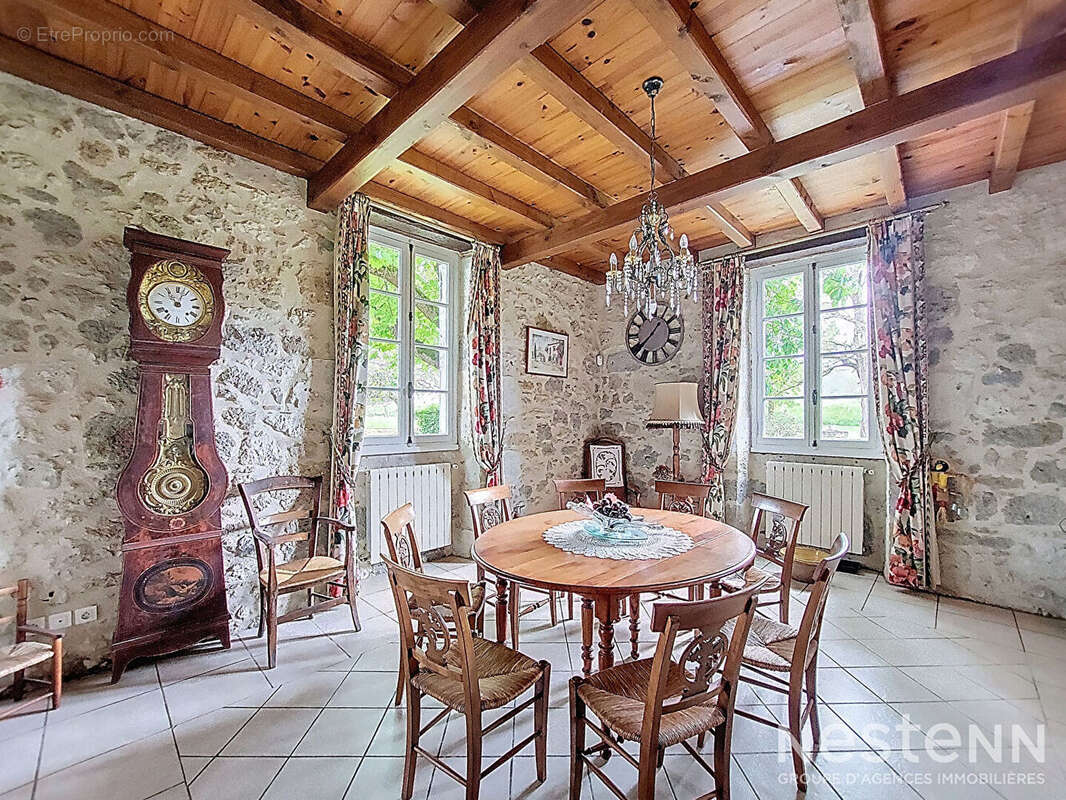 A Vendre Bâtisse en pierre de 310 m² avec dépendances sur une propriété de plus de 1,8 ha - photo 7