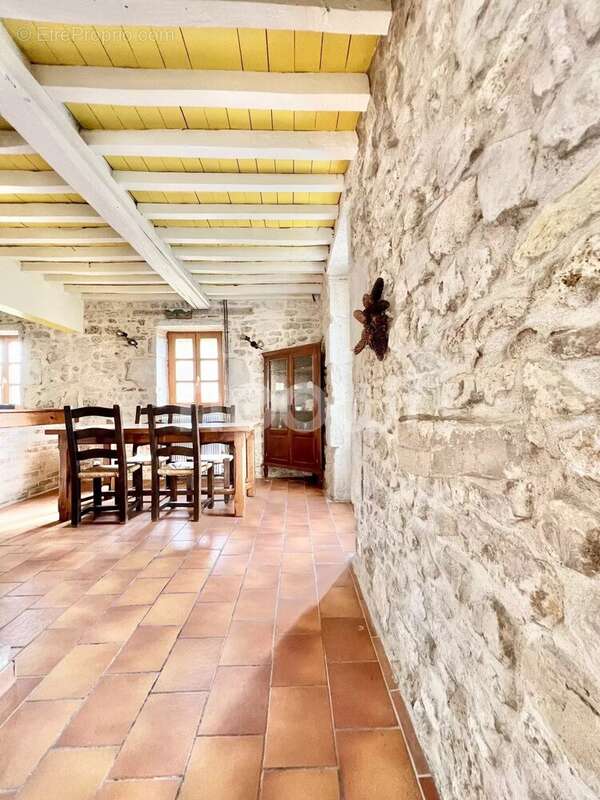 Maison à SAINT-CLEMENT-DE-REGNAT