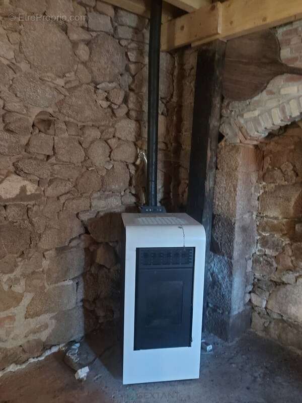 Maison à SAINT-BARTHELEMY-DE-BUSSIERE