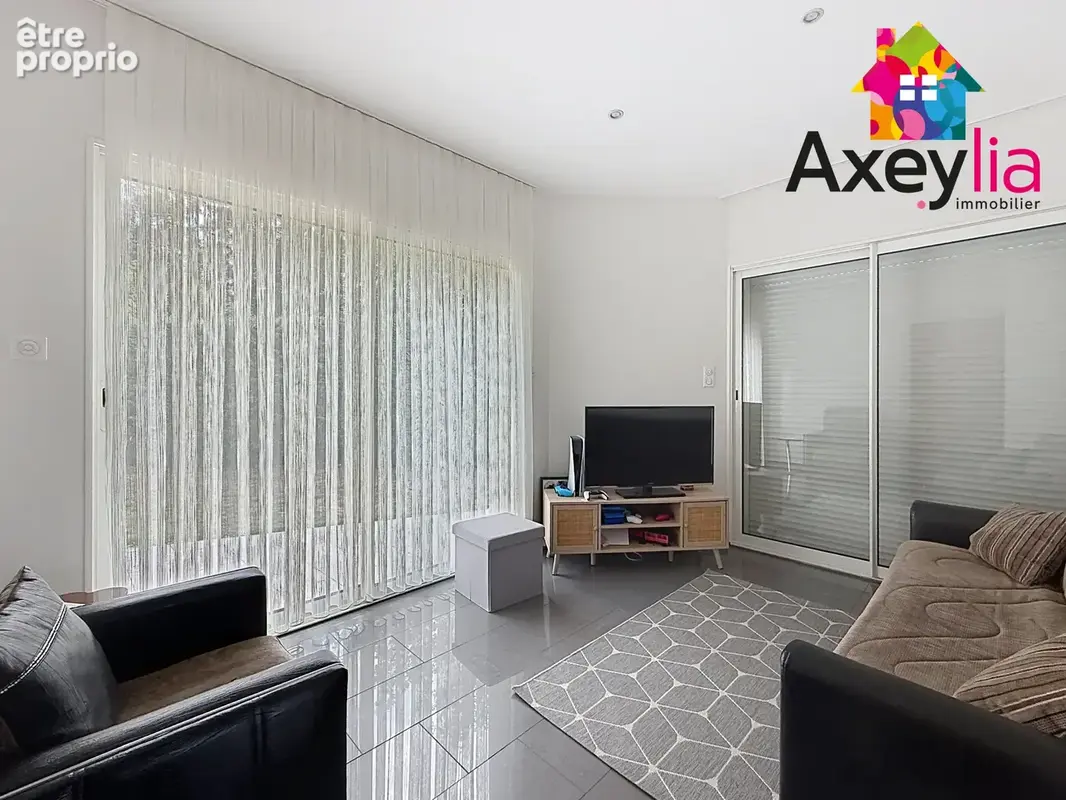 A vendre - riorges - maison contemporaine de 2011 avec cinq chambres, terrain et piscine - photo 13