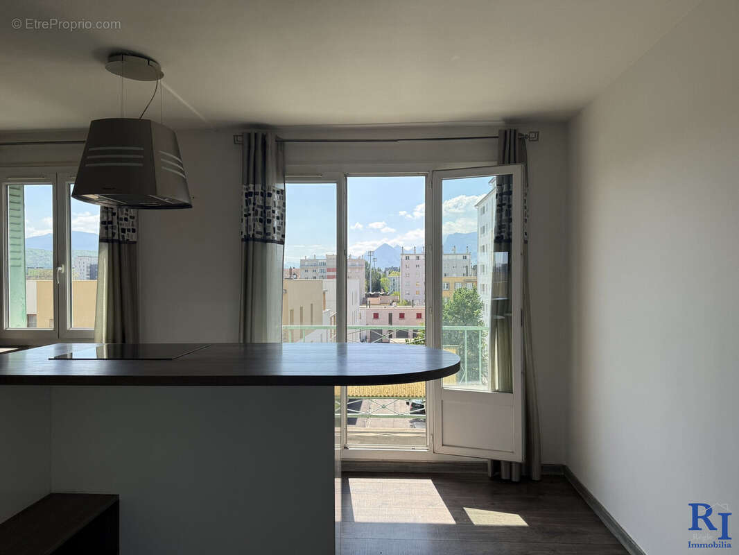 Pièce à vivre avec jolie cuisine et balcon - Appartement à GRENOBLE