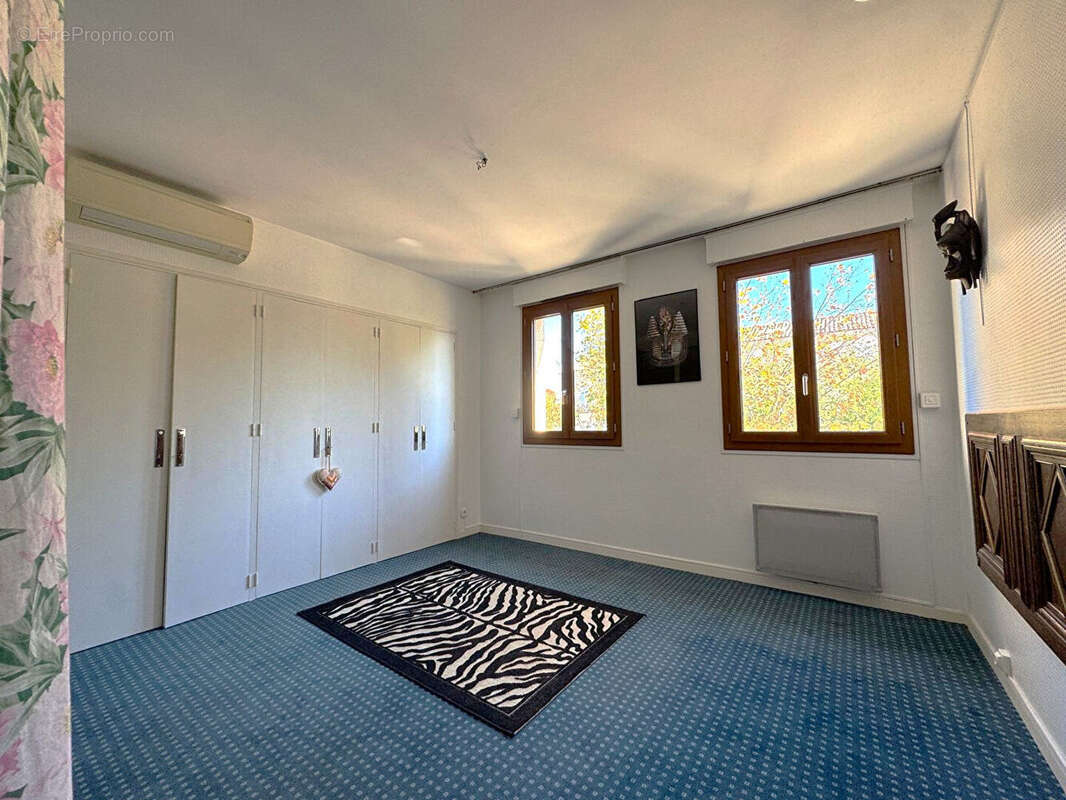 Appartement à BAGNOLS-SUR-CEZE