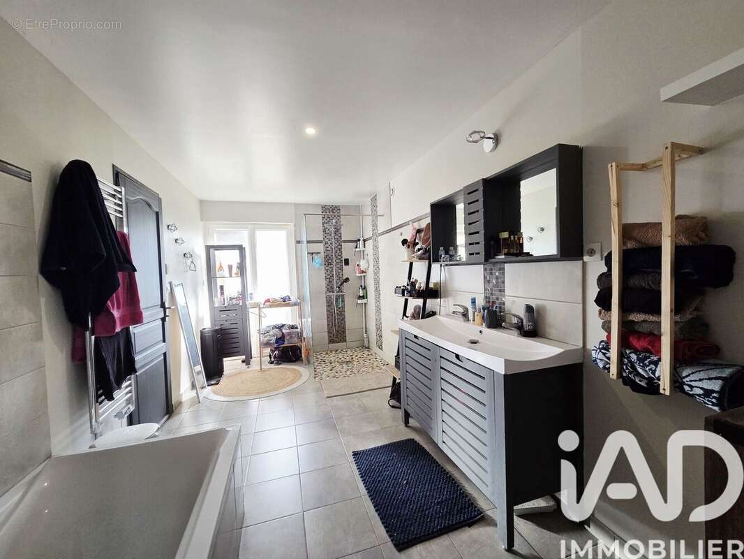 Maison 163 m² à Le Rochereau  - photo 4