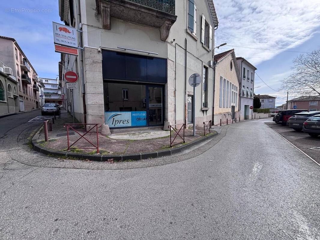   - Commerce à AUBENAS