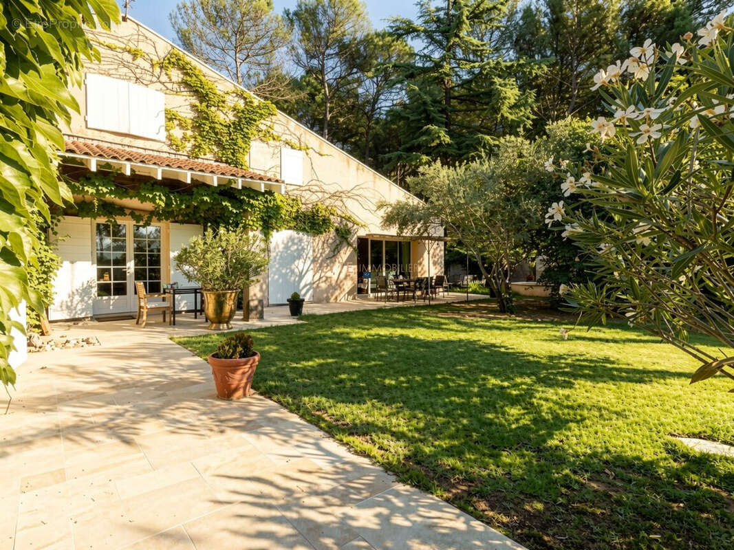 Maison 250 m² à Chateauneuf-Le-Rouge  - photo 3