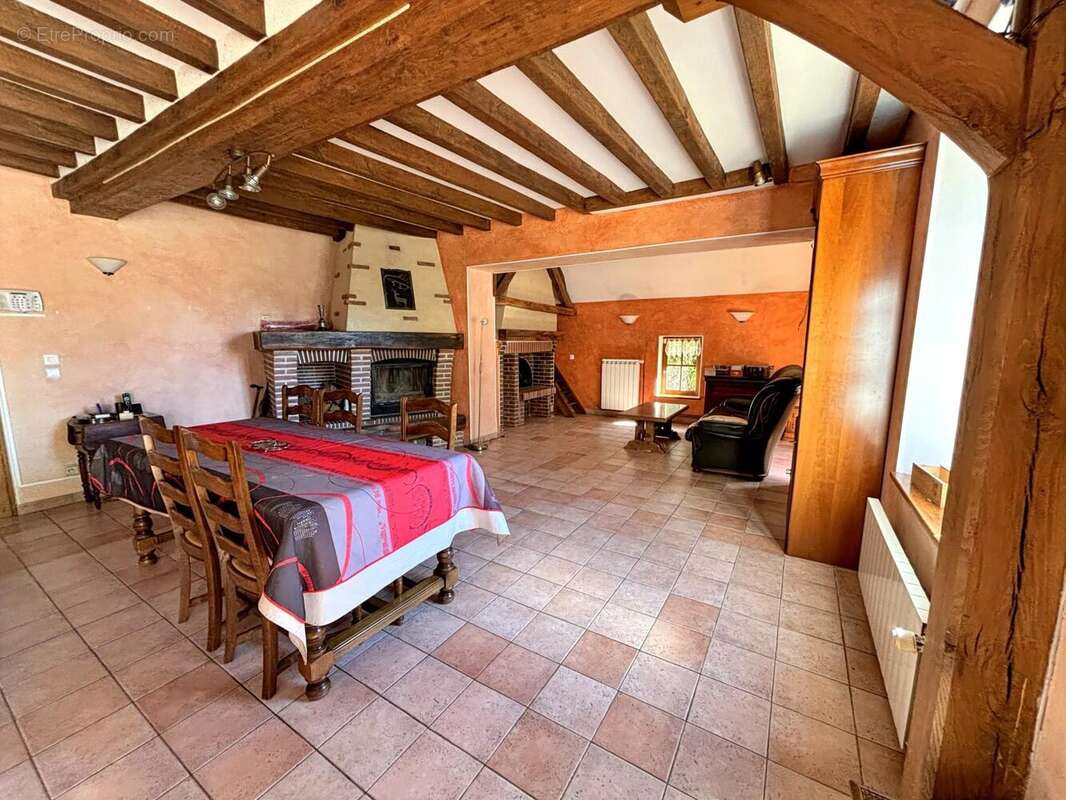 Maison 230 m² à Villeneuve-Les-Genets  - photo 4