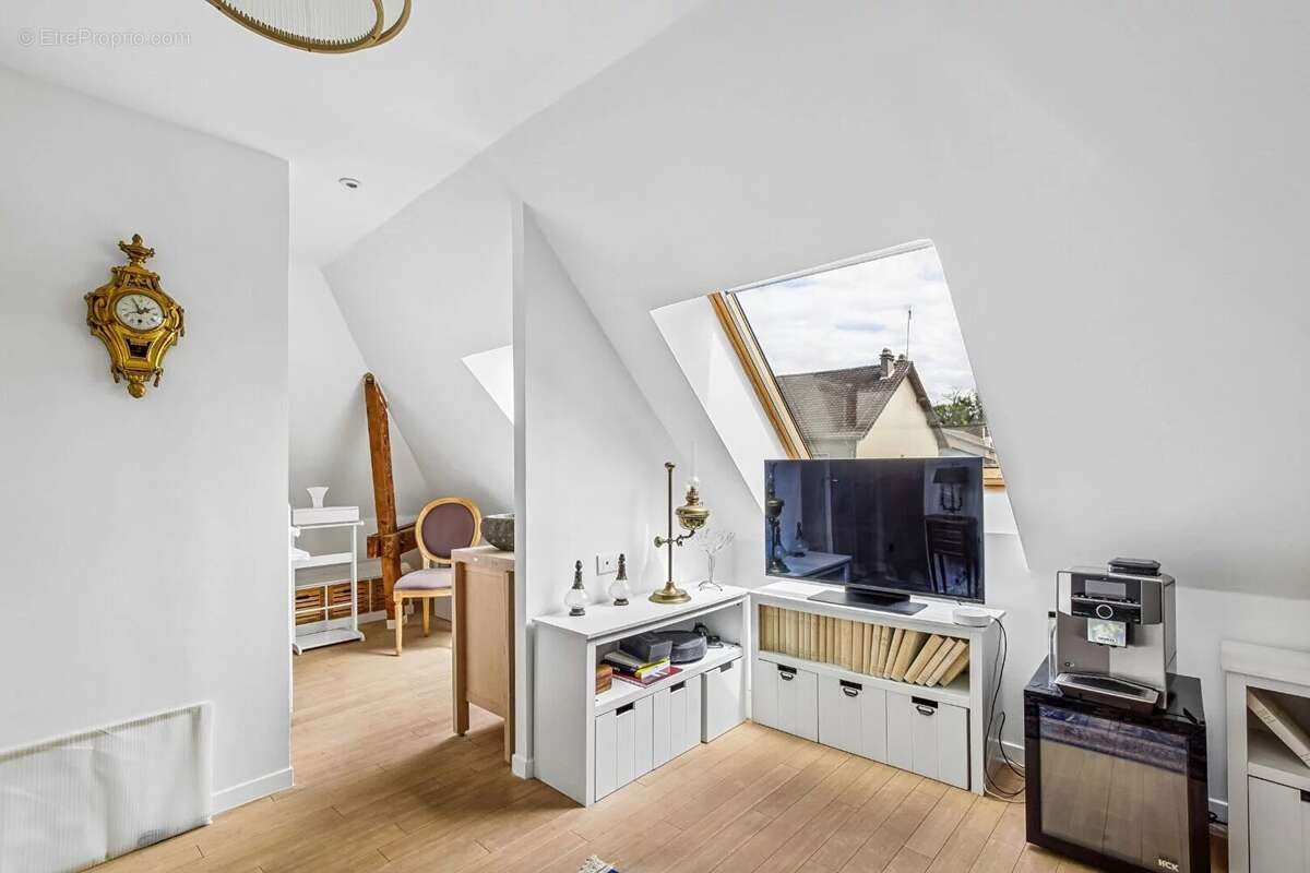 LE PECQ, maison de 215 M2 au sol sur 347 M2 de terrain - photo 11
