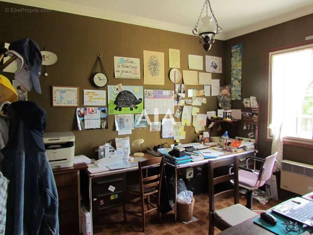 Maison à LES ADJOTS