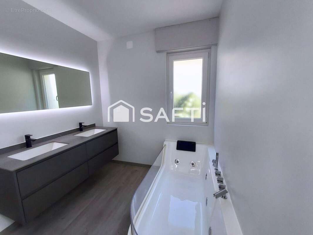 Maison 128 m² à Saint-Louis  - photo 9