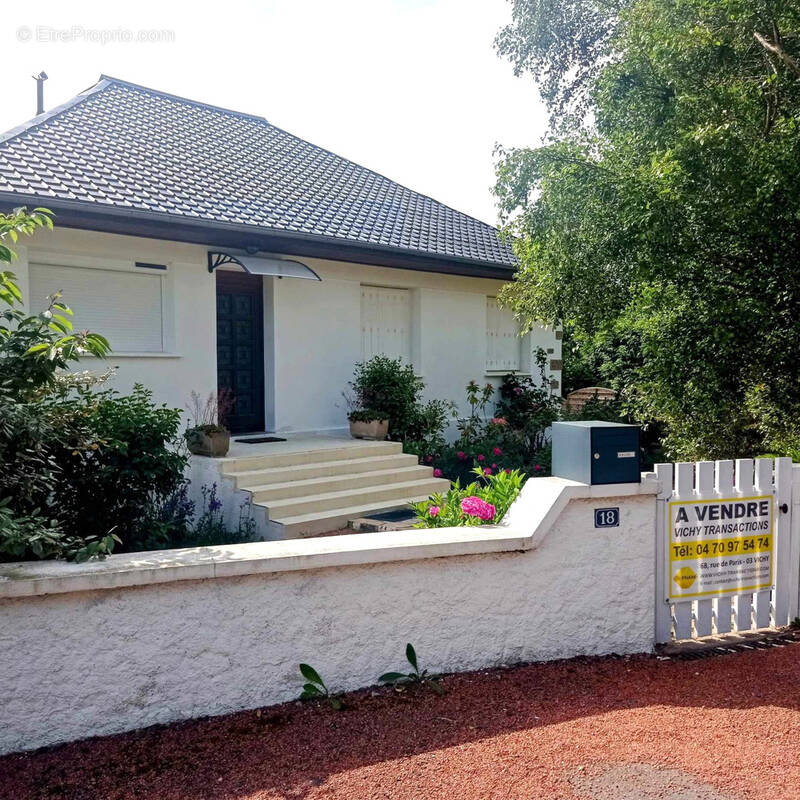 Maison à CREUZIER-LE-VIEUX