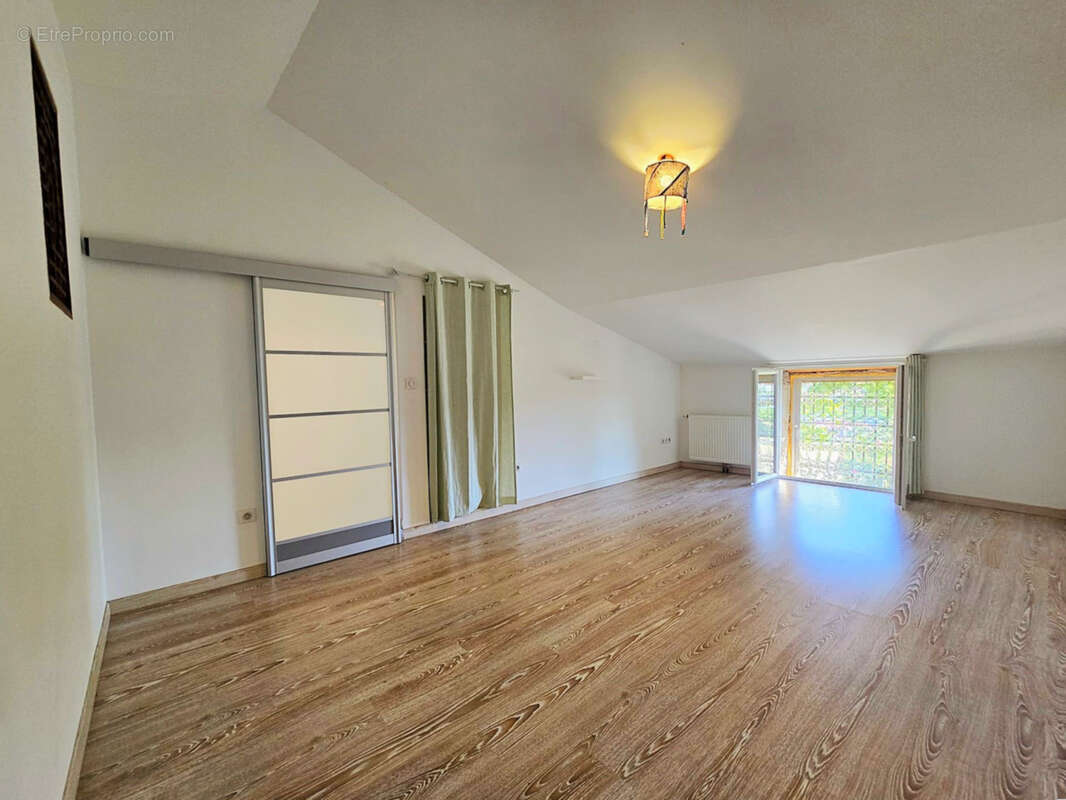 Rare - Délicieuse propriété 1,9 hectare maison rénovée et nombreuses dépendances - photo 19