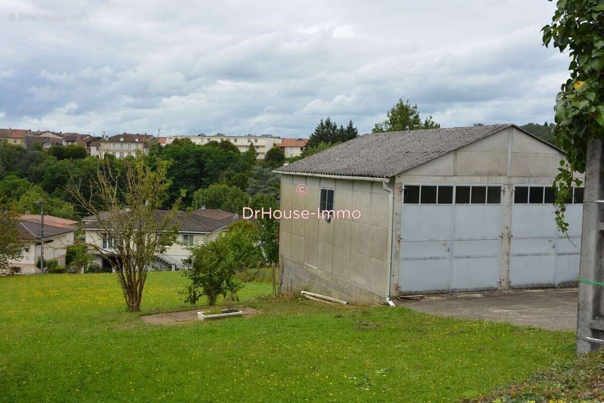 Terrain à AIXE-SUR-VIENNE