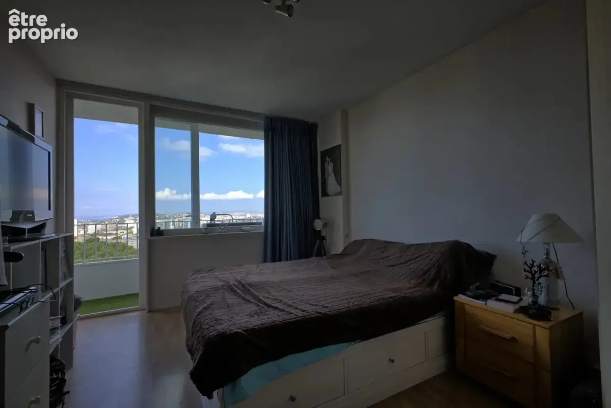 La Rouvière. Appartement T4/T5 de 86 m² en étage élevé avec triple exposition, vue mer et collines. - photo 5