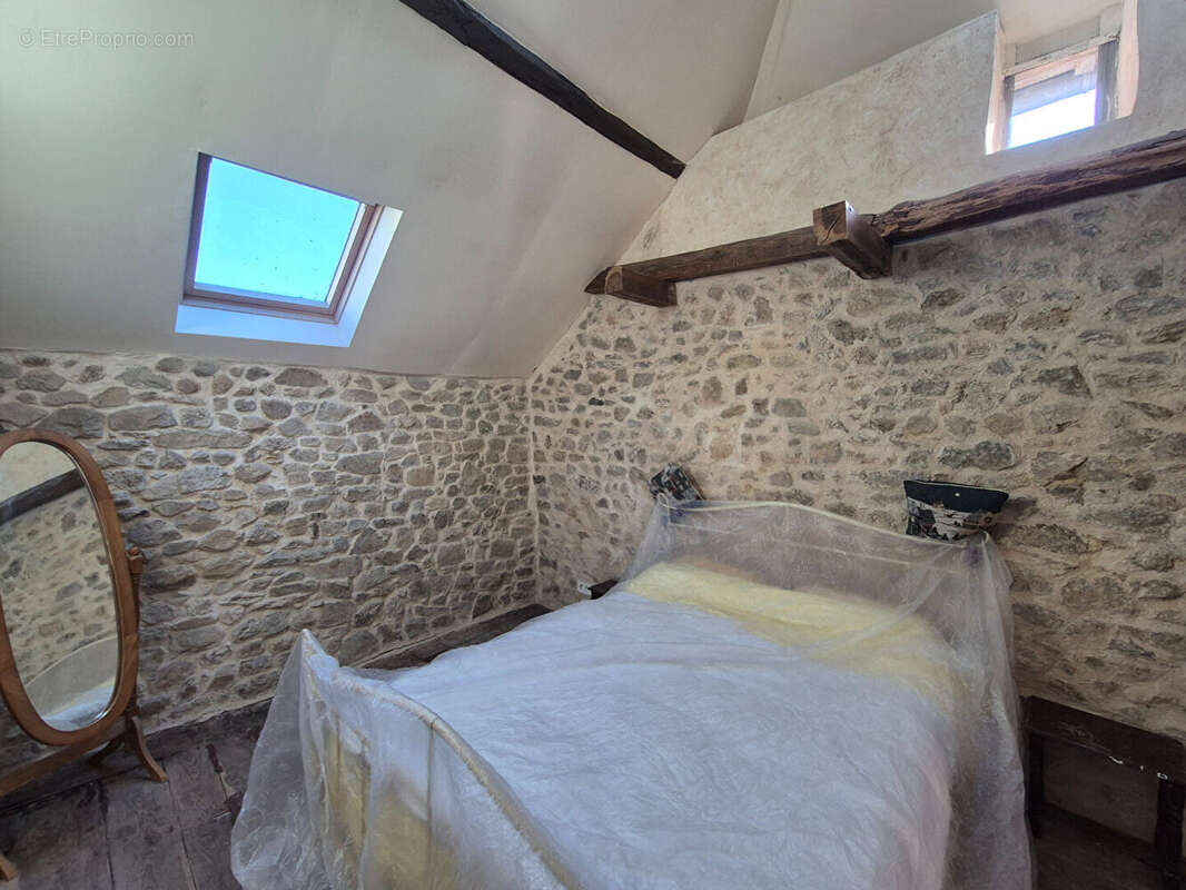 CORRÈZE. TREIGNAC. Maison en pierre avec 2 chambres. Vue imprenable. - photo 15