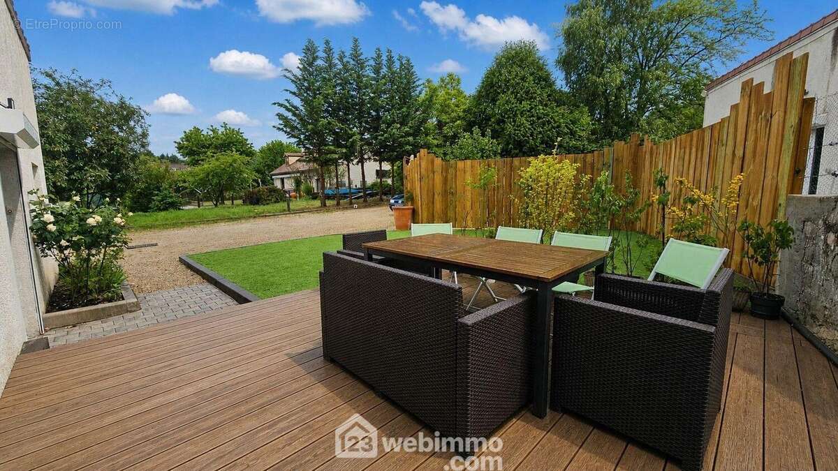Une terrasse en bois spacieuse et sans vis à vis! - Maison à MOIGNY-SUR-ECOLE