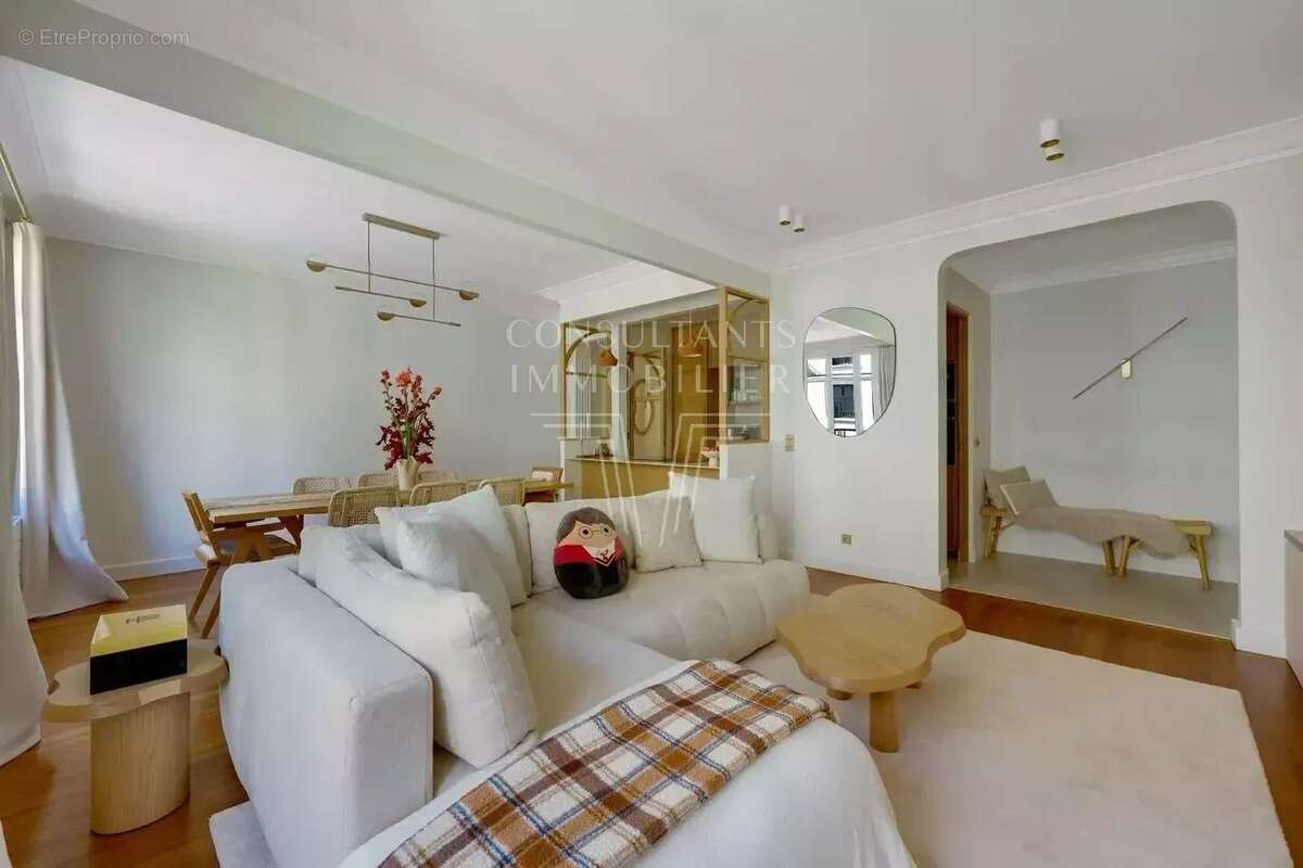 Appartement à PARIS-16E