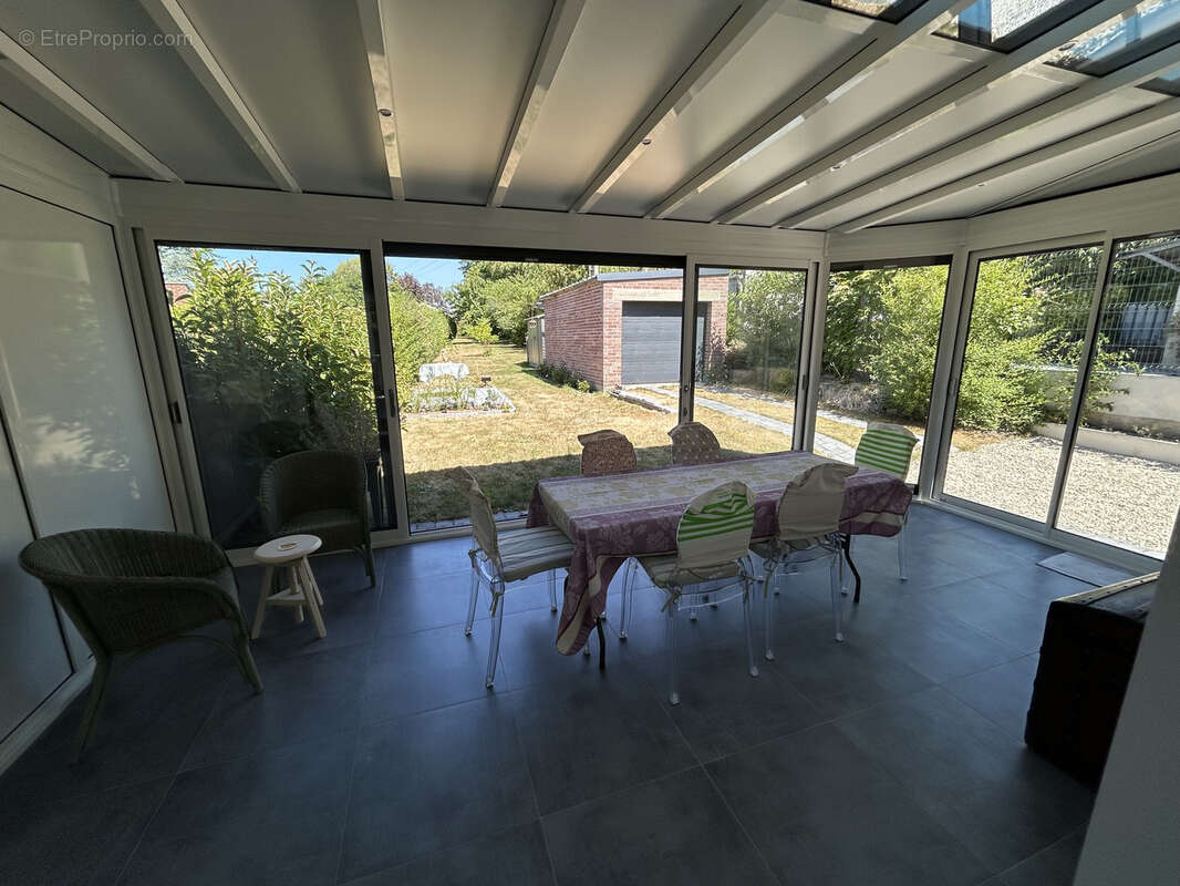 Maison semi individuelle entièrement rénovée avec gout, secteur calme et prisé ! - photo 8