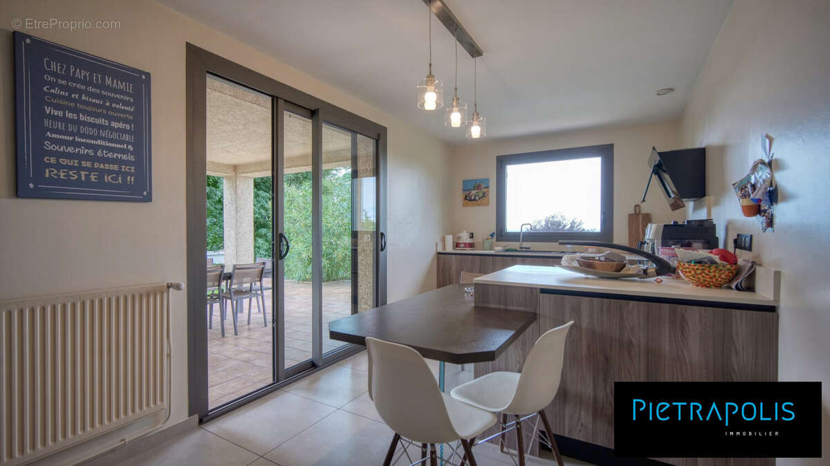 Cuisine - Maison à NEYRON