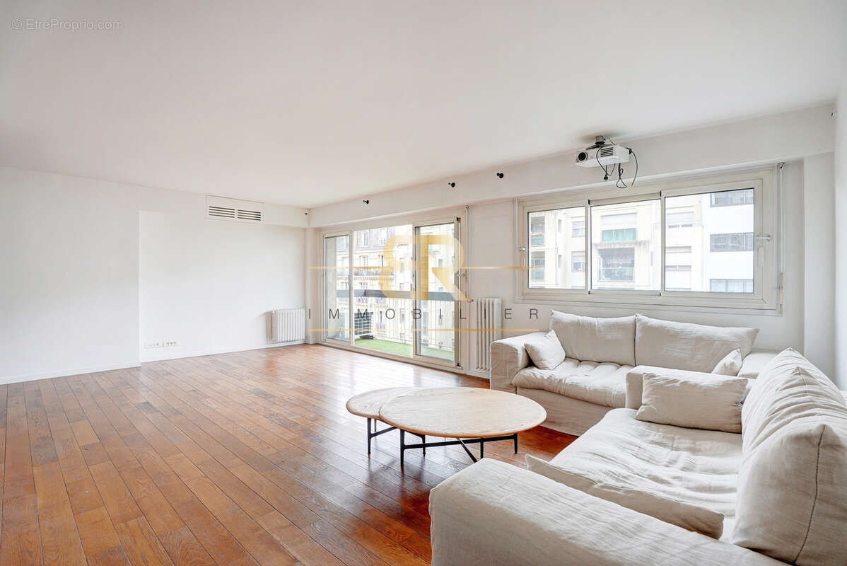 Appartement à PARIS-15E