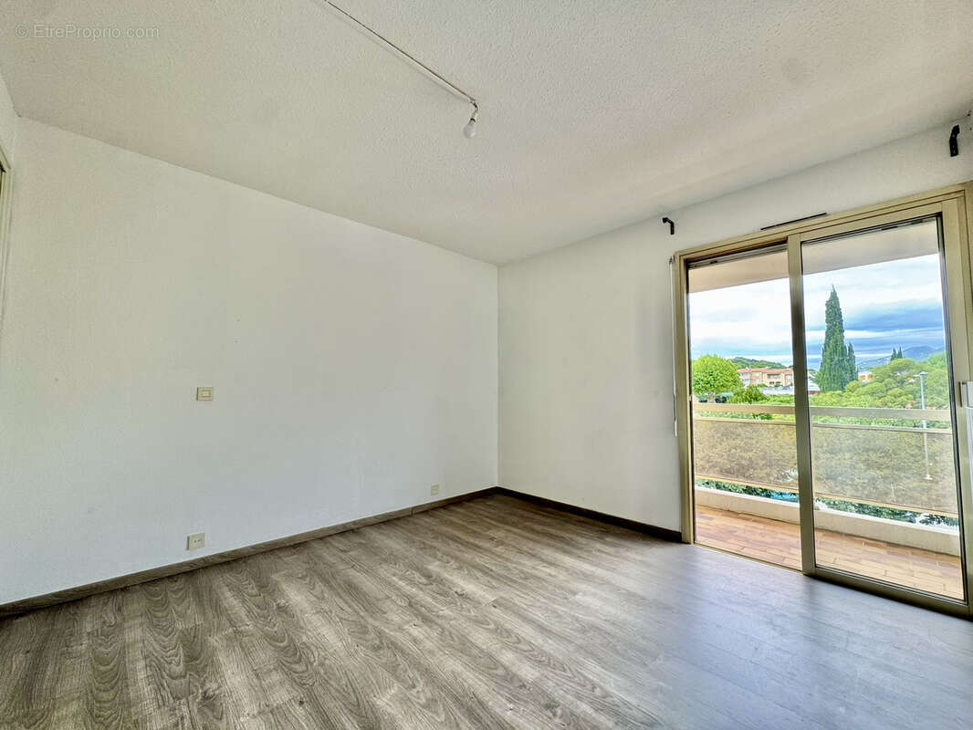 Nyons - appt t3 / terrasse / ascenseur / garage / cave - photo 12