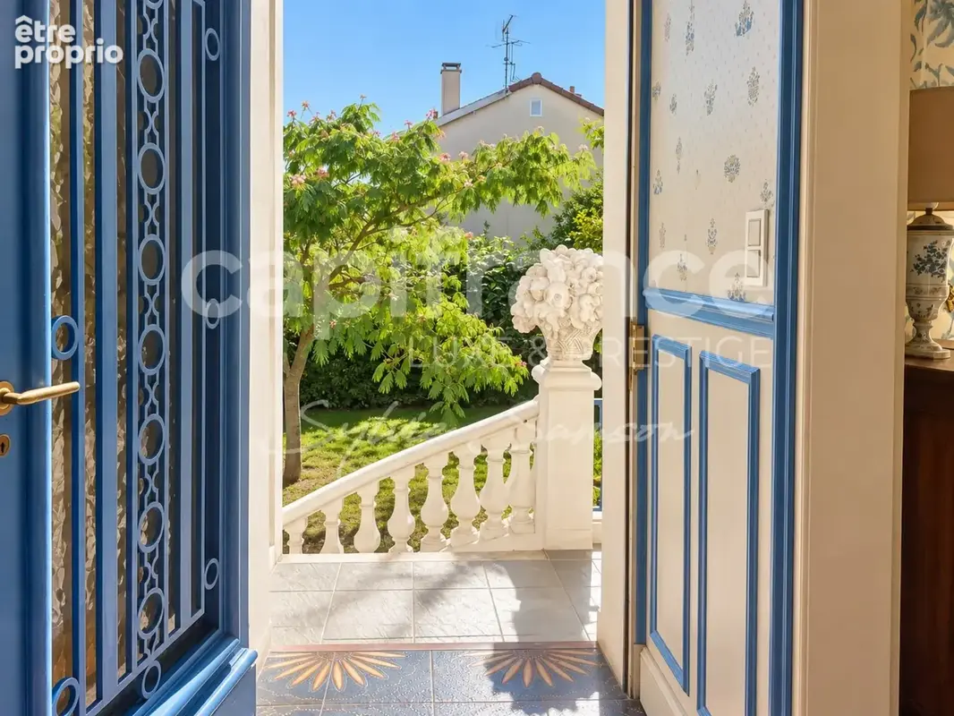 Mantes-la-Jolie – Demeure de caractère de 380 m², 14 pièces, jardin et garage - photo 3