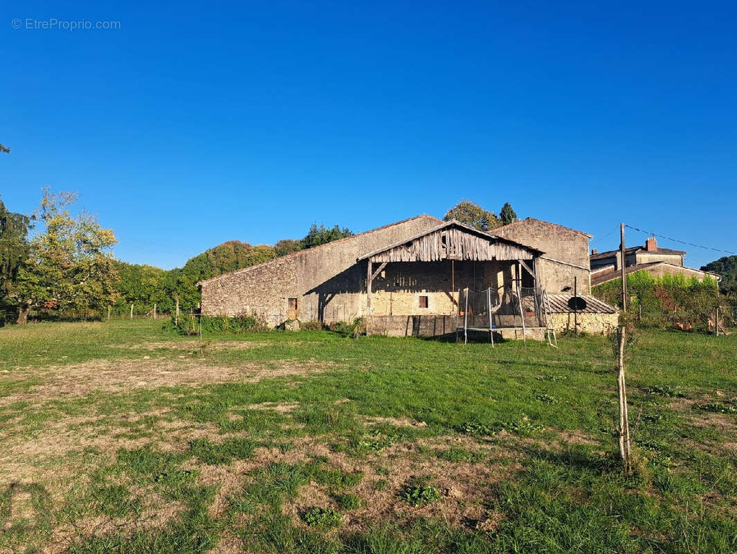Propriété sur 9 000 m2 avec dépendances - photo 4
