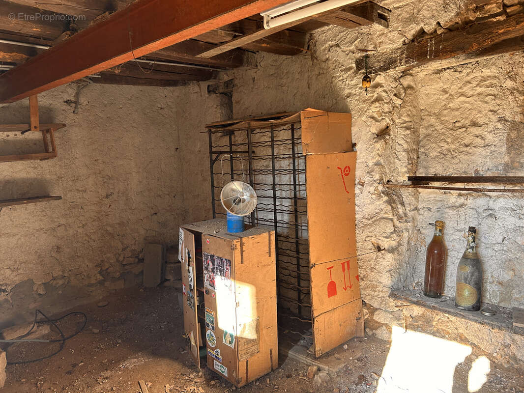 A VENDRE - Maison à rénover entièrement à Saint-Marcel - photo 15
